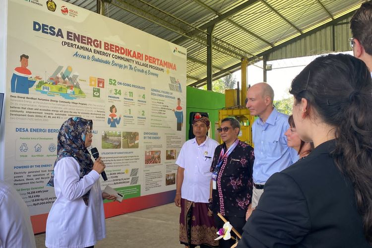 Deputy Secretary of Energy Amerika Serikat David Turk mengunjungi Desa Keliki, Desa Energi Berdikari Pertamina, Tegallalang, Gianyar, Bali, Jumat (25/8/2023). 
