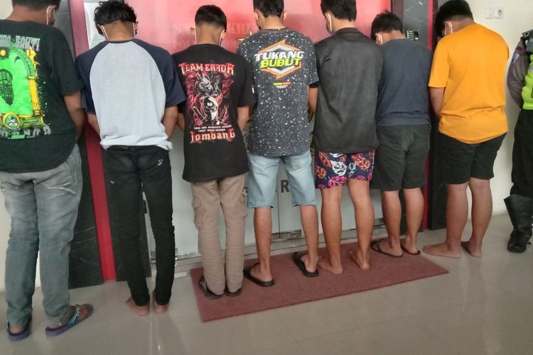 Tujuh remaja yang terlibat dalam konvoi dan memukul truk yang videonya viral, diamankan di Mapolres Jombang, Jawa Timur, Rabu (9/2/2022).