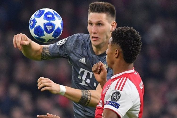 Niklas Suele mendahului David Neres dalam perebutan bola pada laga Ajax Amsterdam vs Bayern Muenchen di Johan Cruyff Arena, 12 Desember 2018. 