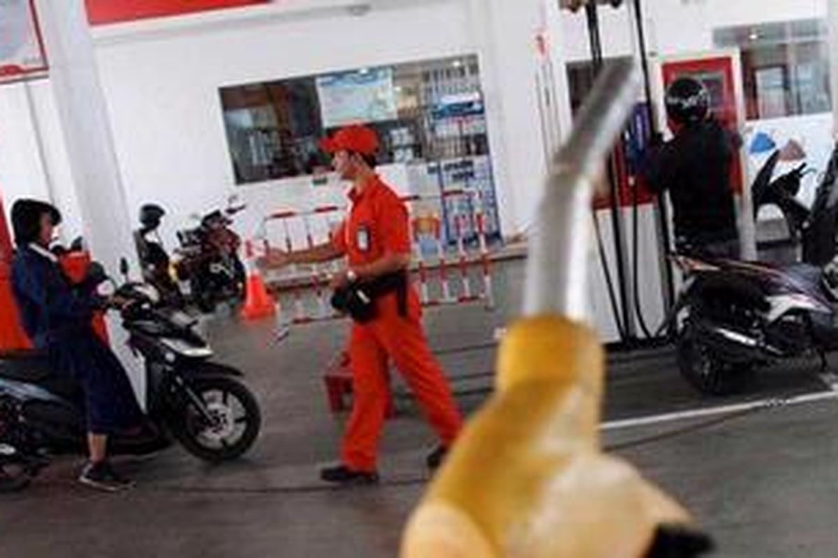 Konsumen mengisi bahan bakar minyak (BBM) di stasiun pengisian bahan bakar untuk umum (SPBU) di Jalan Hasyim Ashari, Jakarta, Rabu (29/8/2012). Pemerintah tetap memberlakukan sistem kuota dan terus menyempurnakannya guna mengerem konsumsi BBM bersubsidi. Adapun kuota BBM bersubsidi yang diajukan pemerintah untuk tahun 2013 sebanyak 46 juta kiloliter dengan asumsi harga BBM tidak mengalami kenaikkan.  