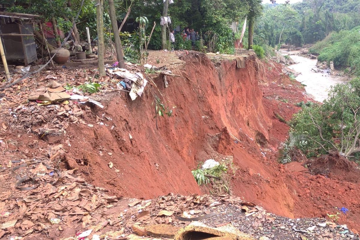 Kondisi longsor di Jalan Haji Usman Bontong RW 02, Pasir Putih, Sawangan, Kota Depok, Jawa Barat pada Senin (8/11/2021).