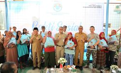 HUT Ke-15 BNPP, Mendagri Bagikan 2.000 Paket Sembako untuk Warga Tanah Tinggi