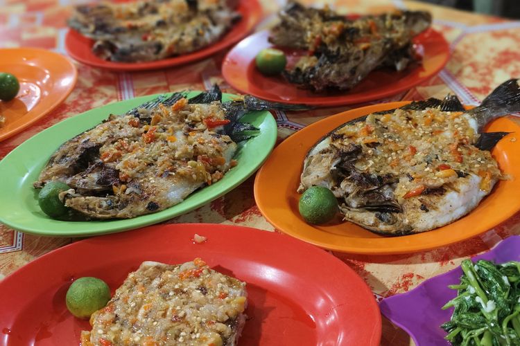 Sajian ikan bakar khas Manado, Sulawesi Utara, Selasa (28/10/2025). 