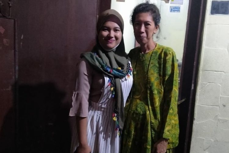 Riatus Solikhah (23), warga Kecamatan Porong Kabupaten Sidoarjo saat bertemu dengan ibu kandungnya, Yeti, warga Kelurahan Gebang Kecamatan Patrang Kabupaten Jember setelah 23 tahun berpisah