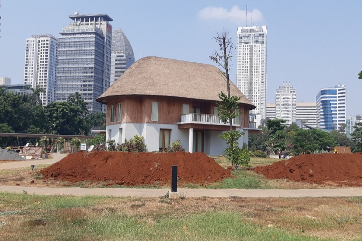 Urukan tanah di Hutan Kota Gelora Bung Karno, Jakarta Pusat menandakan bahwa hutan tersebut sedang direnovasi dari September hingga Desember 2019.