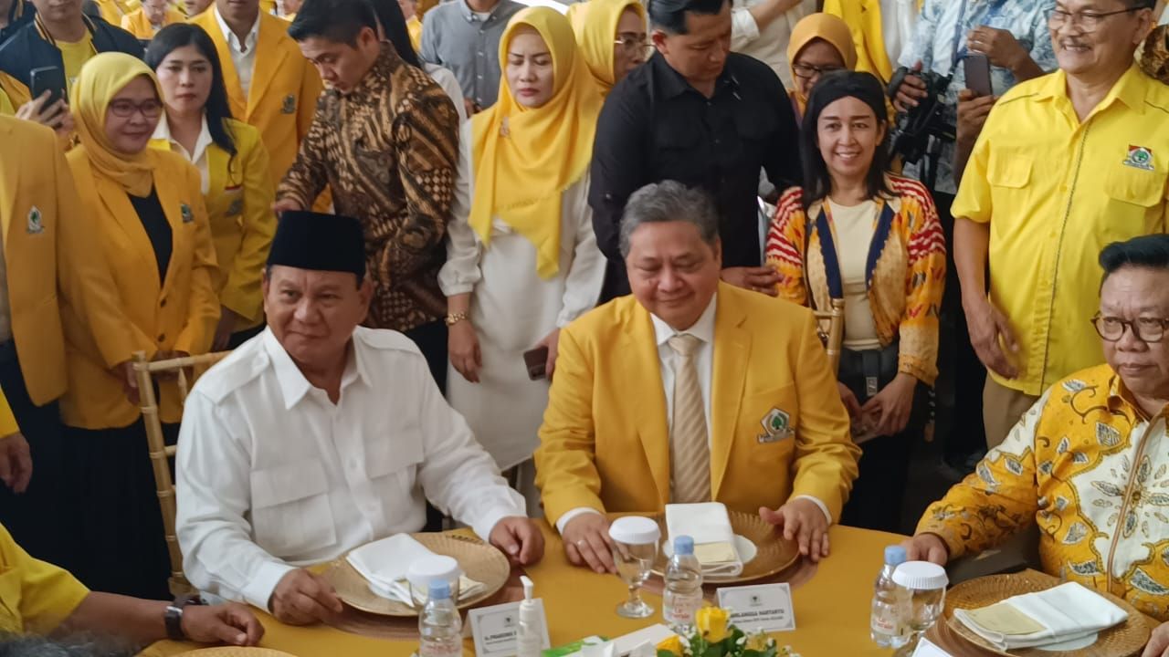 Prabowo Hadiri Syukuran HUT Ke-59 Golkar, Duduk Samping Airlangga dan Beri Hormat ke Agung Laksono