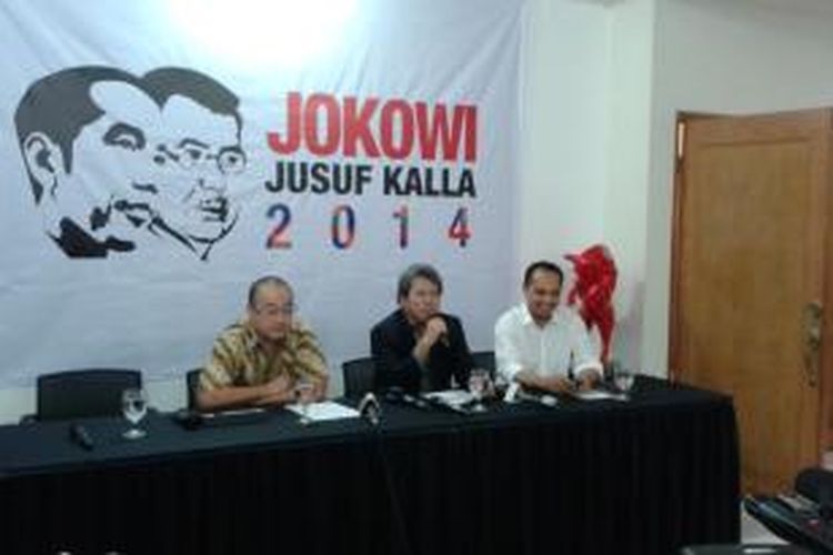Tim Hukum Jokowi for Presiden 2014 yang diketuai Todung Mulya Lubis (tengah), saat memberikan keterangan pers seputar bus proyek bus transjakarta, di Sekretariat Pemenangan Jokowi di Menteng, Jakarta Pusat, Kamis (22/5/2014)
