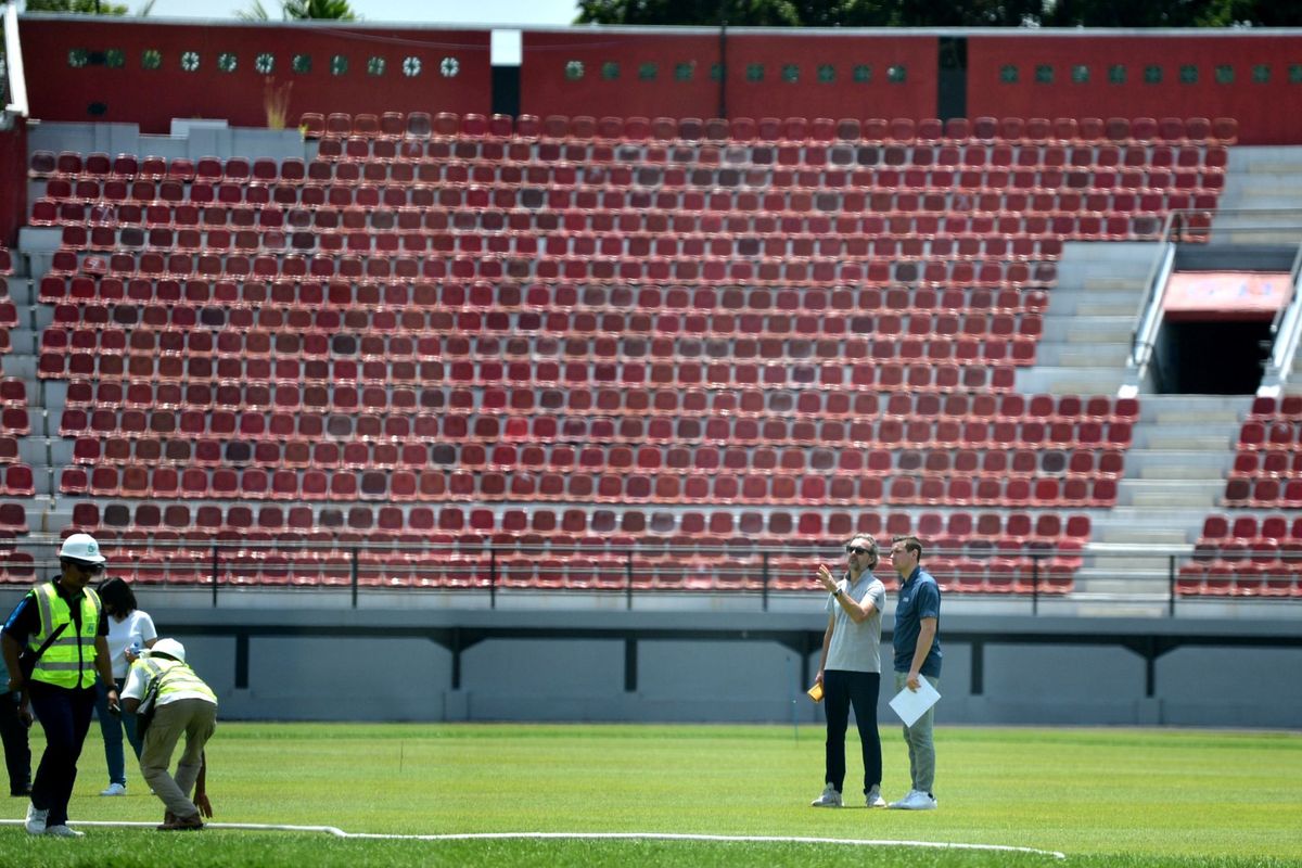 Delegasi FIFA meninjau Stadion Kapten I Wayan Dipta di Gianyar, Bali, Senin (27/3/2023). Kunjungan tersebut dilakukan untuk meninjau kesiapan Stadion Kapten I Wayan Dipta sebagai salah satu lokasi penyelenggaraan Piala Dunia U-20 pada Mei 2023.