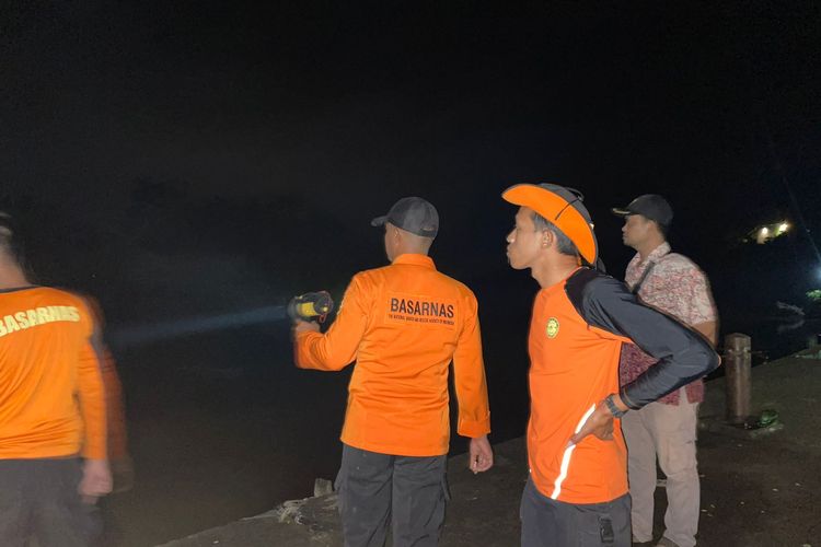 Tim SAR melakukan pencarian warga yang tenggelam di Sungai Citanduy, Patimuan, Kabupaten Cilacap, Jawa Tengah,  Kamis (14/3/2024) malam.