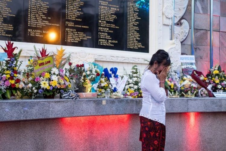 Seorang warga mendatangi Monumen Ground Zero, Kuta, untuk memperingati 18 tahun bom Bali, 12 Oktober 2020.