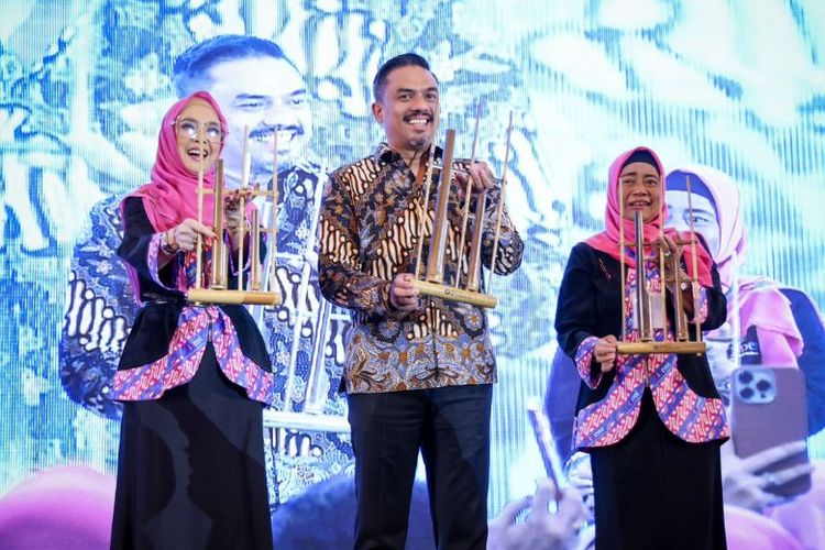 Menteri Usaha Mikro Kecil dan Menengah (UMKM) Maman Abdurrahman dalam pembukaan Muktamar III Ikatan Pengusaha Muslimah Indonesia (IPEMI) 2025 di Jakarta, Senin (5/5/025), 