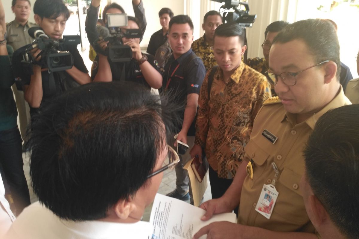Gubernur DKI Jakarta Anies Baswedan melayani aduan warga di Balai Kota DKI Jakarta, Senin (23/10/2017). 