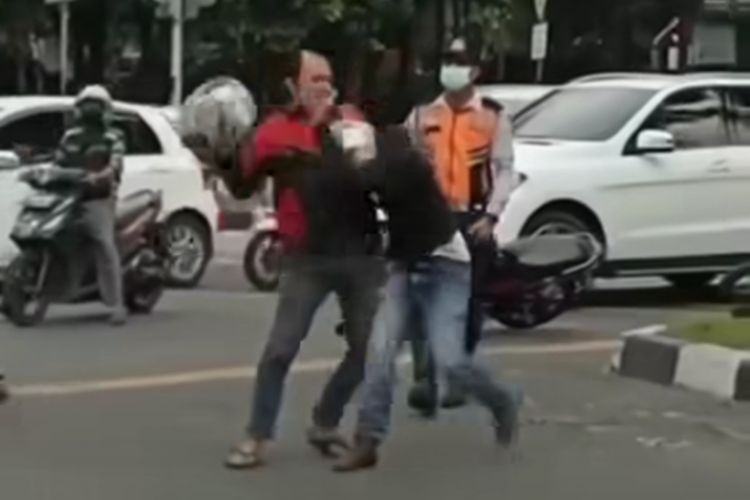 Sebuah video yang memperlihatkan dua pengendara motor terlibat perkelahian di Jalan Tuty Alawiyah, tepat di persimpangan Pejaten, Pasar Minggu, Jakarta Selatan, viral di media sosial. 