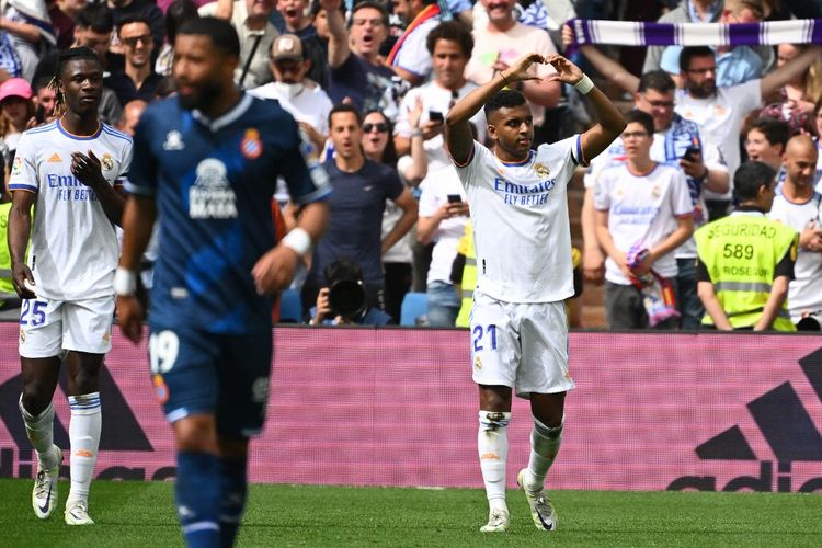 Penyerang sayap Real Madrid, Rodrygo, merayakan golnya ke gawang Espanyol dalam laga Liga Spanyol 2021-2022 di Stadion Santiago Bernabeu, 30 April 2022.