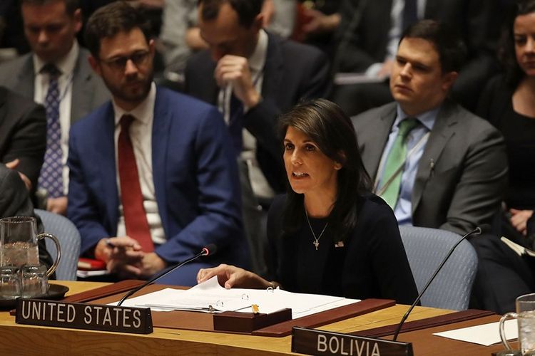 Duta Besar Amerika Serikat untuk PBB, Nikki Haley, berbicara di dewan keamanan setelah Inggris meminta pelaksanaan pertemuan yang mendesak dewan keamanan PBB, New York, Amerika Serikat, Rabu (14/3/2018). (AFP/Spencer Platt)