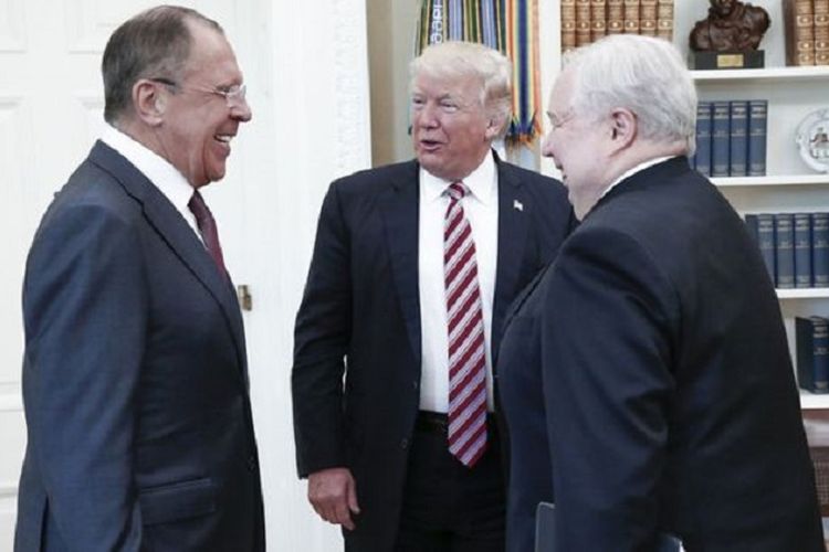 Presiden AS Donald Trump (tengah) berkelakar dengan Menlu Rusia, Sergei Lavrov (kiri), dan Duta Besar Rusia untuk AS, Sergei Kislyak.
