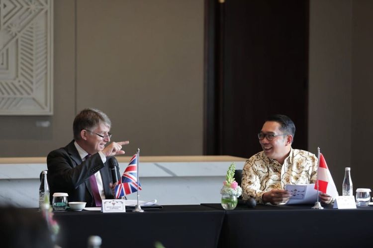 Gubernur Jawa Barat Ridwan Kami bertemul dengan Duta Besar Inggris untuk Indonesia dan Timor Leste Owen Jenkins di Hotel Pullman, Kota Bandung, Jawa Barat, Selasa (18/10/2022).