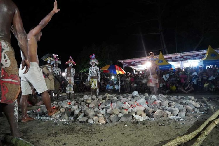 salah satu tim Apen Bayeren, saat naik di atas batu panas disela-sela kegiatan Festival Munara Beba di Kampung Werur, Distrik Bikar, Kabupaten Tambrauw, Provinsi Papua Barat Daya, Jumat (24/3/2023).