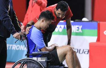 Tunggal putra Indonesia, Christian Adinata, saat berada di kursi roda seusai mengalami cedera dalam pertandingan melawan wakil India, Prannoy H.S, di semifinal Malaysia Masters 2023 pada Sabtu (27/5/2023).
