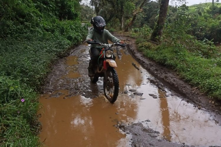 Warga di Desa Sugihmukti dan Desa Tenjolaya, Kecamatan Pasirjambu, Kabupaten Bandung, Jawa Barat mengeluhkan ihwal kondisi jalan penghubung antara Kabupaten Bandung, Cianjur dan Garut yang tak kunjung diperbaiki.