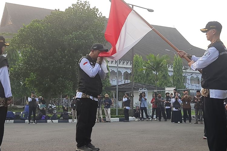 Seorang petugas haji mencium bendera di Asrama Haji Pondok Gede, Jakarta, Rabu (8/5/2024). Hal tersebut merupakan prosesi sebelum para petugas haji diterbangkan ke Arab Saudi untuk pelayanan operasional haji 2024. 