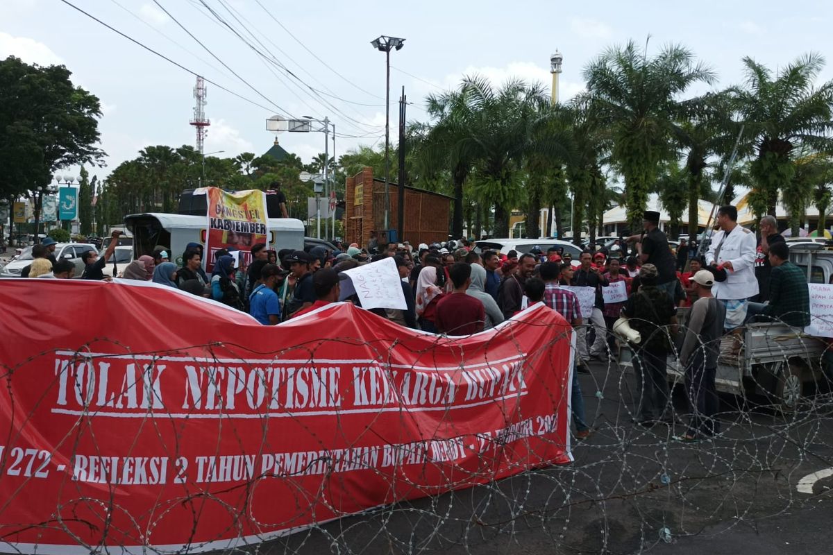 Warga Jember menggelar aksi demonstrasi di depan pedopo bupati Hendy Siswanto pada Senin (27/2/2023)