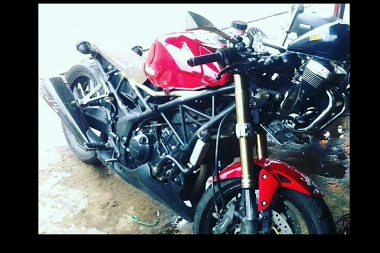 Honda CBR 250 yang dimodifikasi dengan gaya caferacer di bengkel custom Clacustique, Depok.