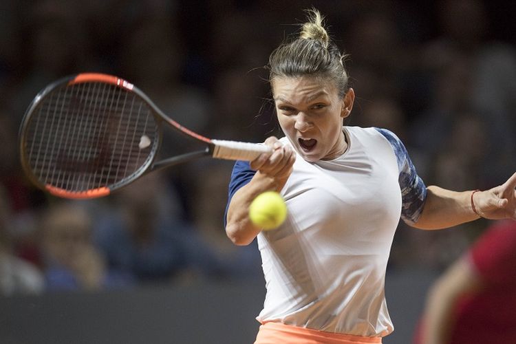 Petenis asal Rumania, Simona Halep, berupaya mengembalikan bola ke arah petenis Jerman, Laura Siegemund, pada laga semifinal Stuttgart Terbuka 2017 di Stuttgart, Jerman, 29 April 2017.