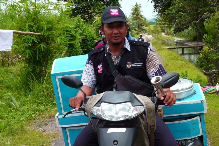 Muhammad Kamajaya atau Yayak, petugas Pantarlih di Lumajang lakukan proses coklit sambil jualan cilok.keliling