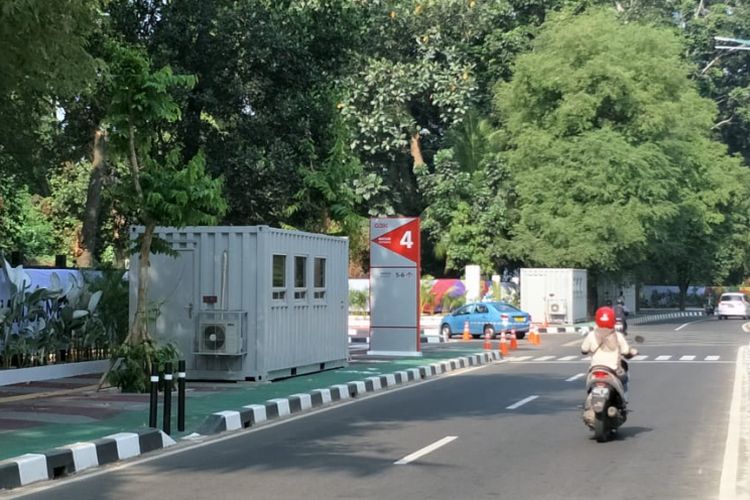 Kontainer ticket counter Asian Games 2018 ditempatkan trotoar Jalan Pintu Satu Senayan, Jakarta Pusat, dekat pintu masuk 4 Kawasan GBK. Kontainer itu ditempatkan di samping jalur sepeda. Foto diambil Jumat (3/8/2018).