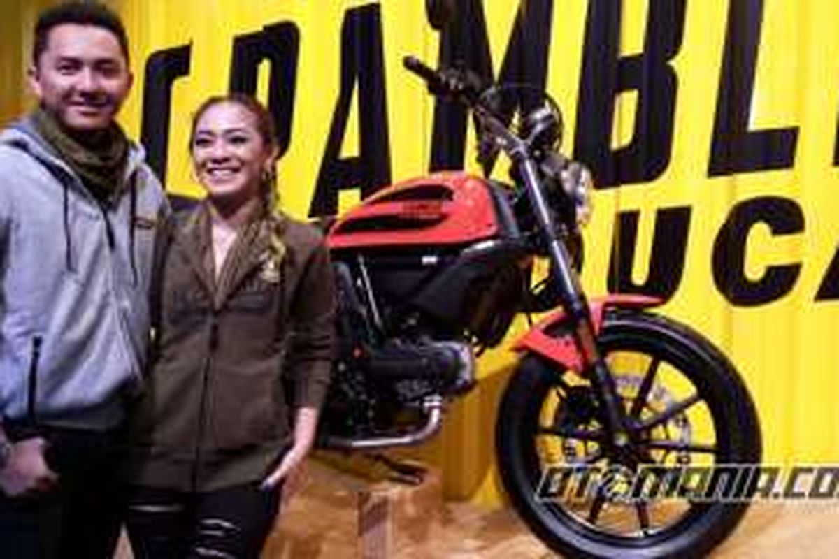 Ananda Omesh dan DIan Ayu, pasangan selebriti yang mengaku penggemar Ducati dan produk Garansindo.