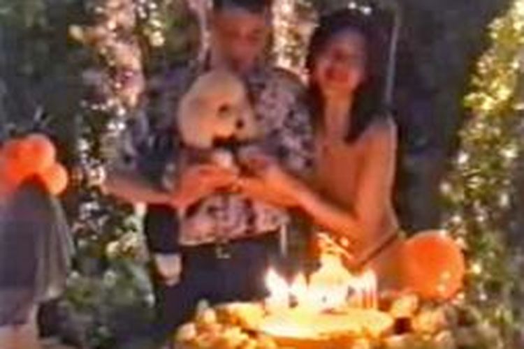 Pangeran Maha dari Thailand dan istrinya Putri Srirasmi terekam kamera video saat merayakan ulang tahun anjing kesayangan mereka, Foo Foo.