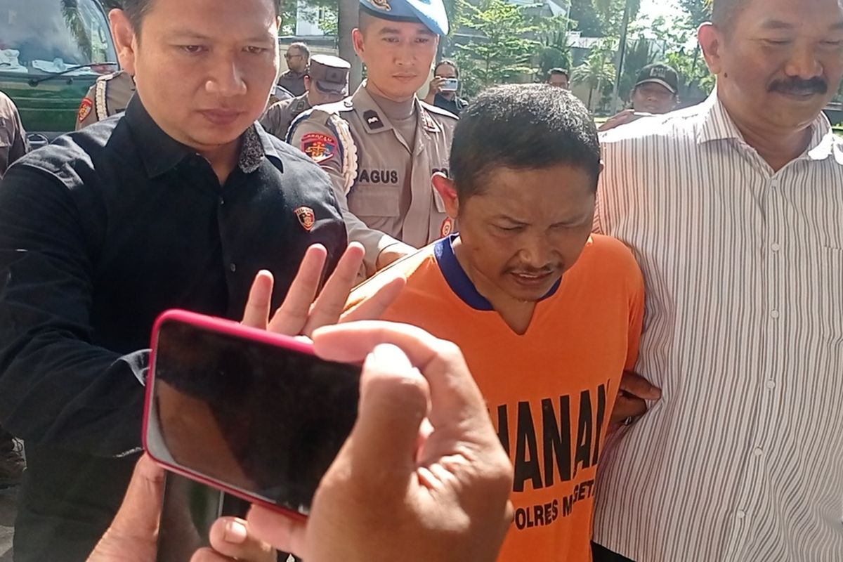 Kepolisian Resor Magetan berhasil mengamankan terdakwa kasus pencabulan anak tiri di bawah umur, Wisnu Wijaya, yang kabur dari sel tahanan Pengadilan Negeri Kabupaten Magetan pada Selasa (23/1/2024). Terdakwa diamankan di rumah guru spiritualnya di Kabupaten Klaten karena ingin menanyakan langkah selanjutnya setelah berhasil kabur.