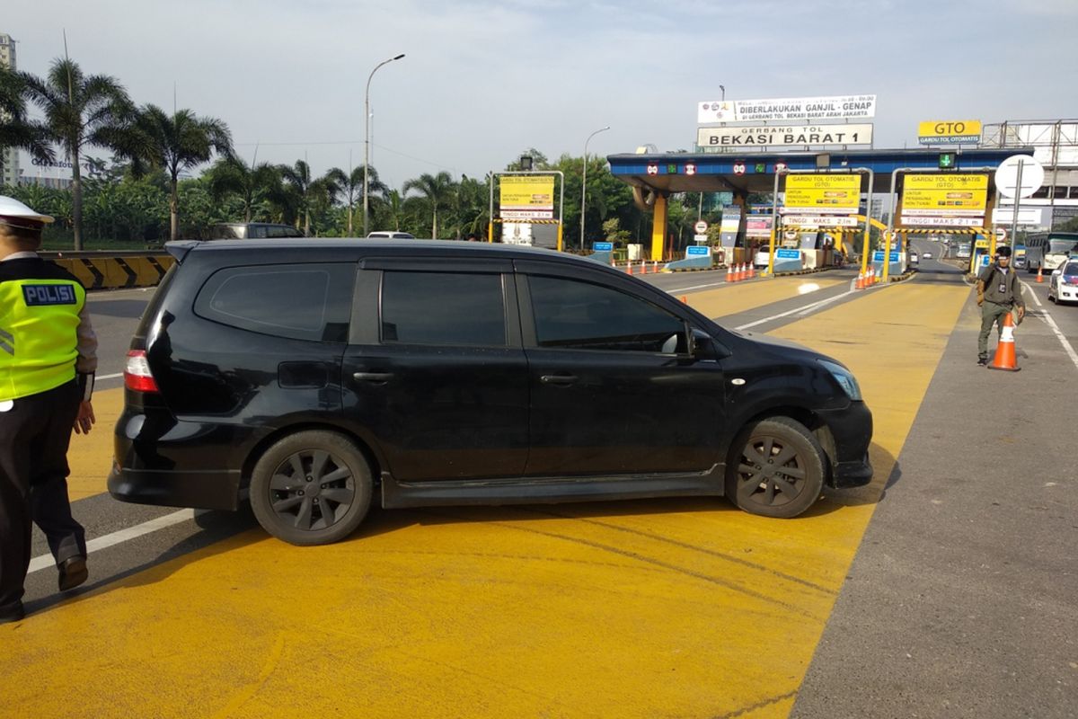 kendaraan pribadi memutar arah setelah diarahkan petugas di gerbang tol Bekasi Barat karena tidak sesuai tanggal, Kamis (12/4/2018)