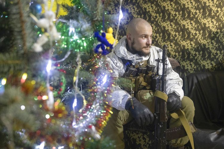 Seorang tentara Ukraina beristirahat di dekat posisi pertempuran di garis pemisahan dari pemberontak pro-Rusia, wilayah Donetsk, Ukraina, Jumat, 31 Desember 2021. 