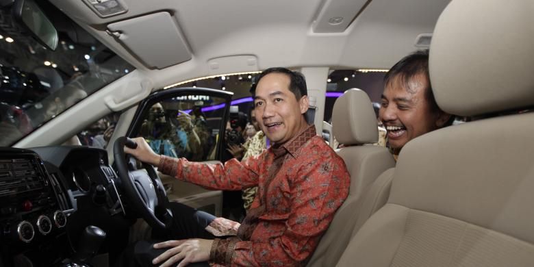Menteri Perdagangan RI Muhammad Lutfi, saat meninjau pameran otomotif Indonesia International Motor Show 2014, di JIExpo, Kemayoran, Jakarta Utara, Kamis (18/9/2014).
