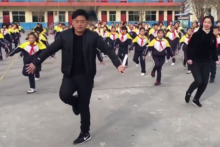 Kepala Sekolah Dasar Xi Guan di China, Zhang Pengfei, mengajak murid-muridnya menari shuffle dance. (SCMP)