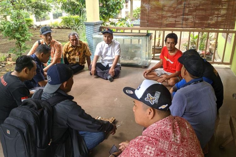 Panwascam Kecamatan Mijen Semarang, Jawa Tengah melakukan mediasi antara warga dan perwakilan PSI soal pencopotan APK. 