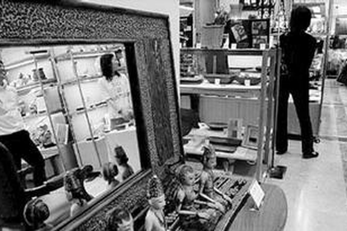 Aneka kerajinan di Tanah Air ikut dipamerkan dalam pameran pariwisata bertajuk Modern Bali and Asia Style 2010 di Isetan Sagamihara, Sagamihara, Jepang, Senin (7/6).