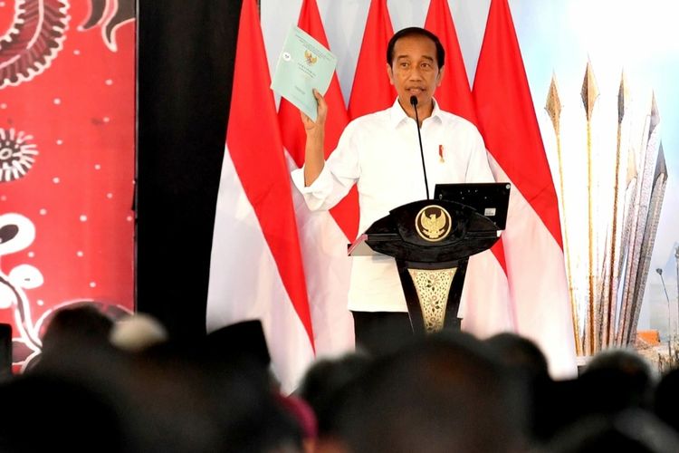 Presiden Joko Widodo memberikan sambutan usai menyerahkan sertifikat tanah untuk 3.000 warga di Gelora Delta, Kabupaten Sidoarjo, pada Senin (22/8/2022).