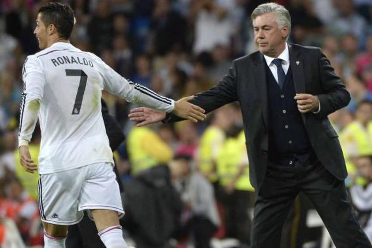 Pelatih Real Madrid, Carlo Ancelotti (kanan), memberikan selamat kepada peyerang Real Madrid Cristiano Ronaldo yang mencetak gol ketiga ke gawang Elche pada lanjutan Primera Division di Santiago Bernabeu pada 23 September 2014.