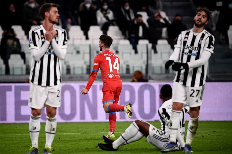 Penyerang Napoli, Dries Mertens, melakukan selebrasi usai membobol gawang Juventus dalam laga Liga Italia 2021-2022 di Stadion Allianz, 6 Januari 2022.