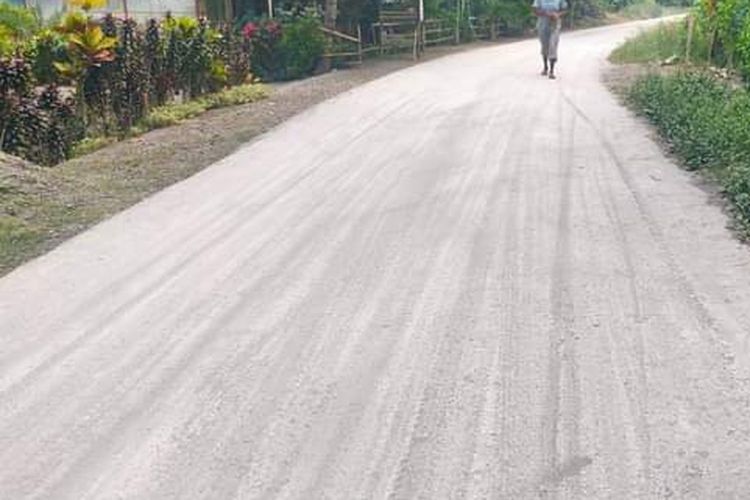 Ruas jalan di Desa Hokeng Jaya, Kecamatan Wulanggitang, Kabupaten Flores Timur ditutupi abu vulkanik akibat erupsi Gunung Lewotobi Laki-laki