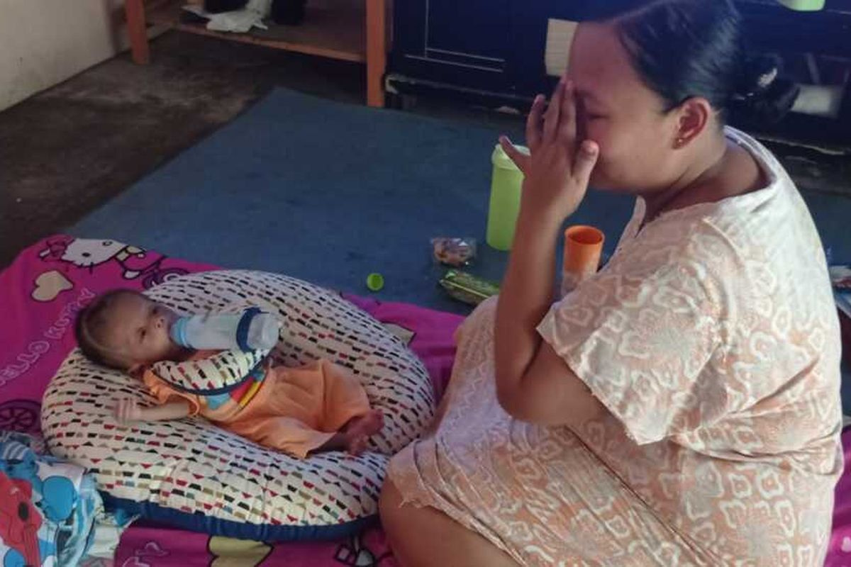 Mengalami pembesaran kepala atau hidrosefalus, bocah berusia 3 bulan di Ngawi ini hanya bisa tergolek di atas bantal. Meski mendapat perawatan gratis kartu KIS, namun orang tua ballita kesulitan untuk pengobatan terapi dan pengobatan lanjutan.