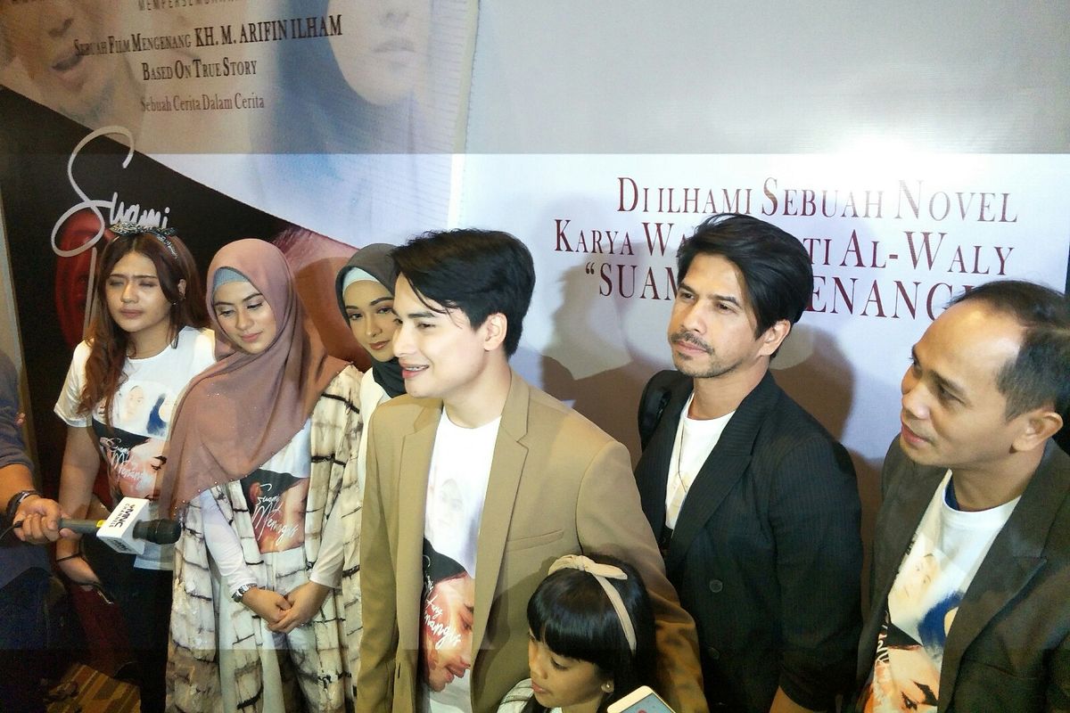 Jumpa pers film Suami Yang Menangis di kawasan Epicentrum, Kuningan, Jakarta Selatan, Selasa (27/8/2019). Terlihat di dalamnya, Ariyo Wahab, Farid Ongky, Alvin Faiz, Poppy Bunga, dan Betari Ayu.