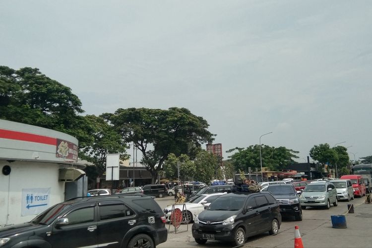 Kondisi Rest Area Kilometer 57 tol Jakarta-Cikampek, Sabtu (30/4/2022) pukul 11.00 WIB