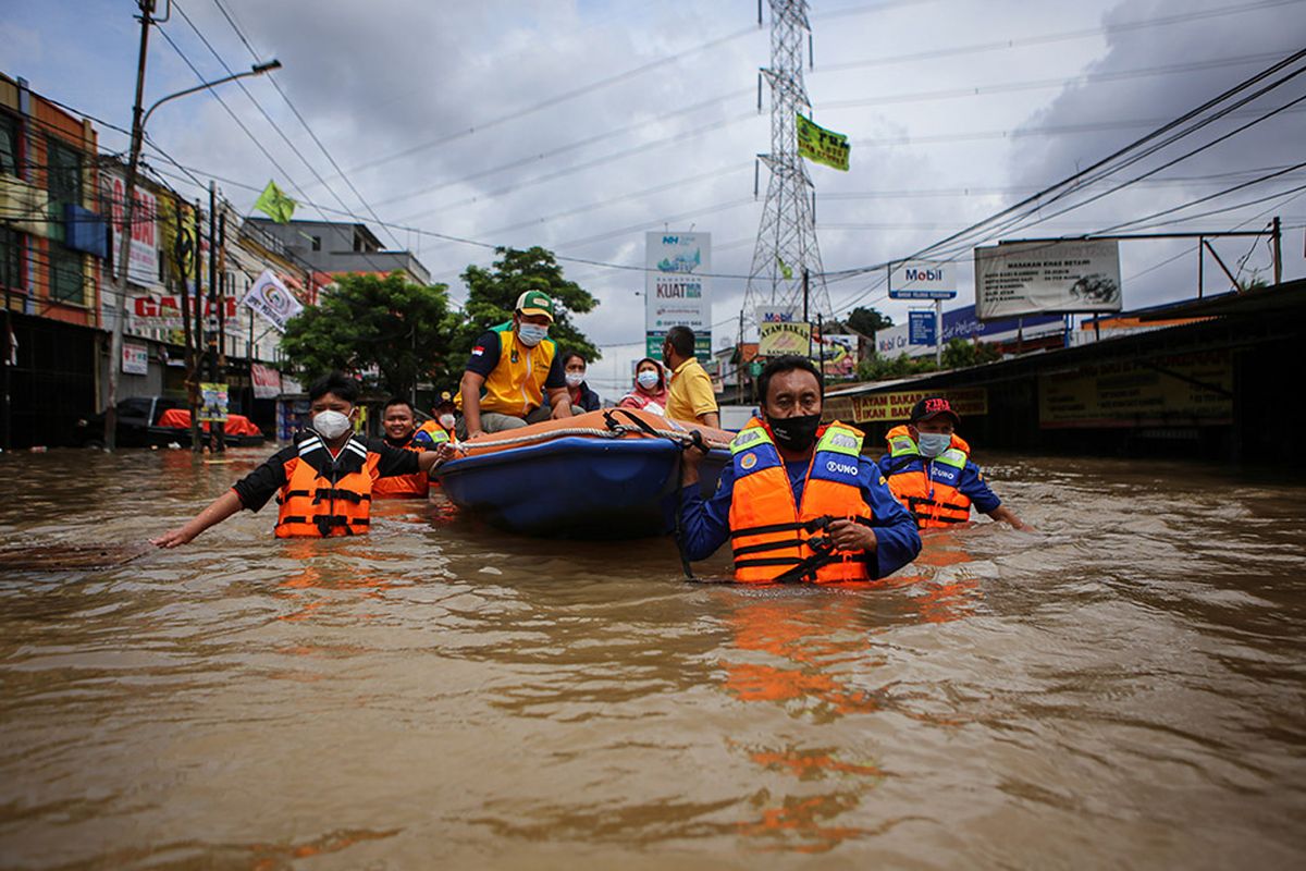 Petugas mengevakuasi warga menggunakan perahu karet saat banjir di Ciledug Indah, Kota Tangerang, Banten, Sabtu (20/2/2021). Banjir setinggi hingga 2 meter tersebut diakibatkan oleh luapan Kali Angke.