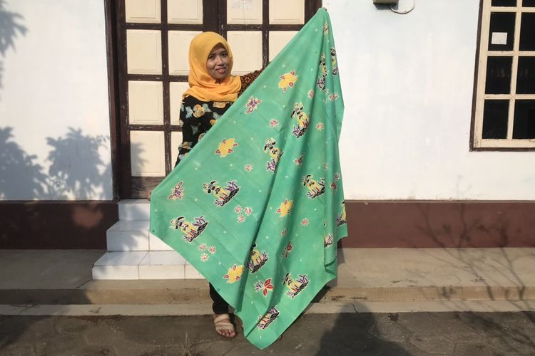 Pelaku Usaha Mikro Kecil Menengah (UMKM) di bidang batik, Hastin Atasasih (46) asal Kedungkamal, Grabag, Purworejo menunjukkan koleksi batik khas Purworejo bermotif tarian dolalak di rumahnya, Rabu (11/5/2022) siang. Batik Purworejo memiliki motif-motif khas yang berasal dari hasil bumi dan kesenian.