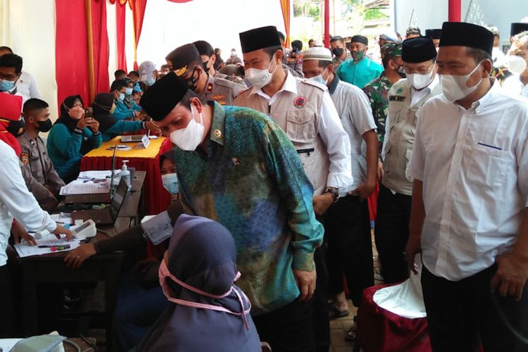 Ali Fauzi (kanan) saat mendampingi kepala BNPT Komjen Boy Rafli Amar, meninjau pelaksanaan vaksinasi di YLP, Desa Tenggulun, Kecamatan Solokuro, Lamongan, Senin (23/8/2021).