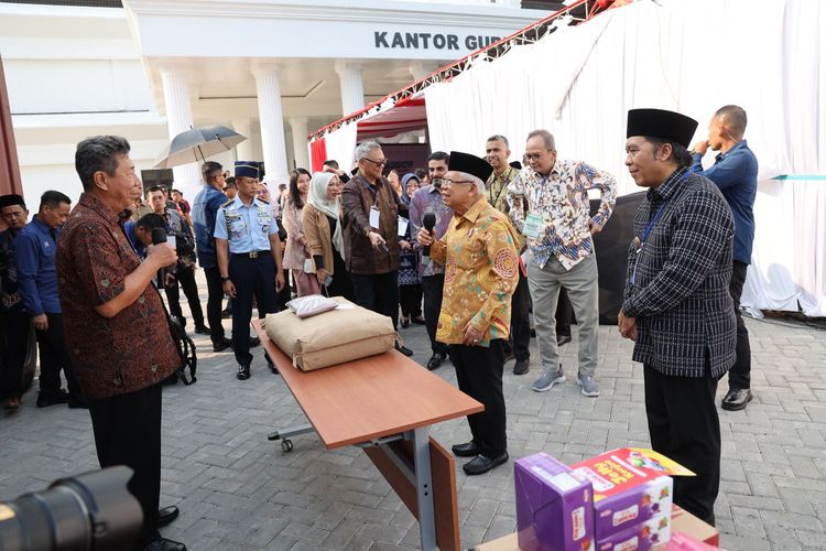 Penjabat (Pj) Gubernur Banten Al Muktabar mendampingi Wakil Presiden (Wapres) Republik Indonesia (RI) Ma?ruf Amin dalam acara Sosialisasi, Pendampingan, dan Pendaftaran Sertifikasi Halal bagi 1000 Usaha Mikro Provinsi Banten Tahun 2024, serta Peluncuran Kawasan Industri Halal (KIH) Modern Cikande di Lapangan Upacara Kantor Gubernur Banten, KP3B Curug, Kota Serang, Selasa (3/9/2024).